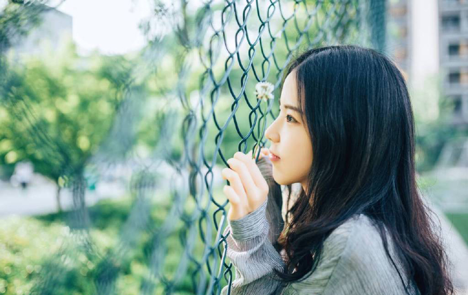 “跪下！”两名斥候将俘虏压倒在魏延面前。